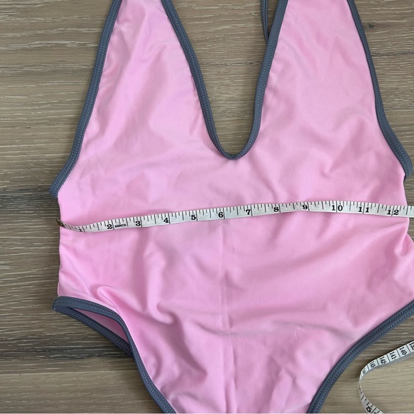 👙Deep V cheeky one piece swimsuit 👙 - Picture 6 of 10